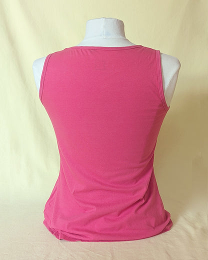 Une seule vie ⠂Collection 2e vie ⠂Camisole rose upcyclée imprimée en linogravure ⠂Taille M