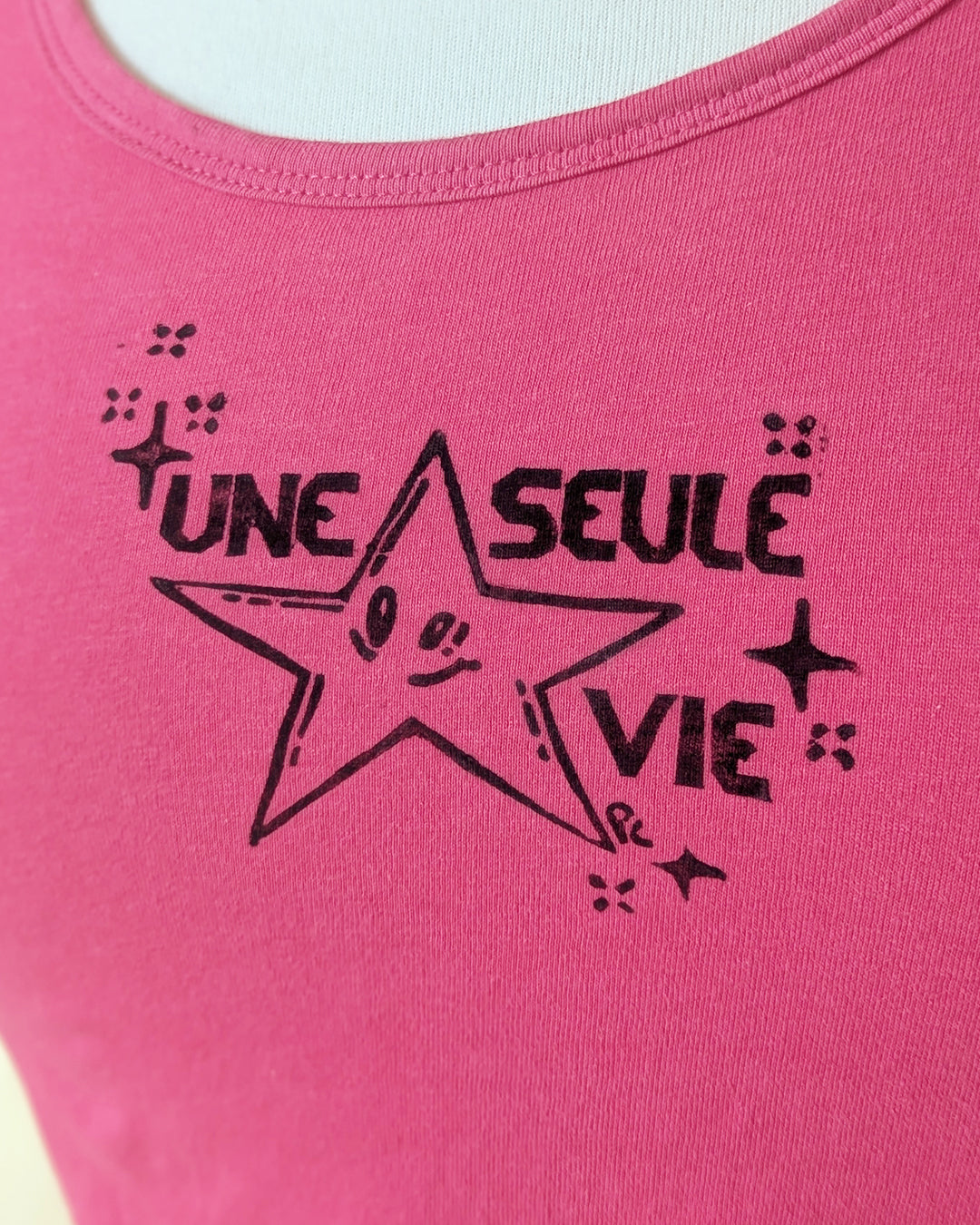 Une seule vie ⠂Collection 2e vie ⠂Camisole rose upcyclée imprimée en linogravure ⠂Taille M