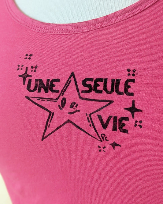 Une seule vie ⠂Collection 2e vie ⠂Camisole rose revalorisée ⠂Impression en linogravure ⠂Taille M
