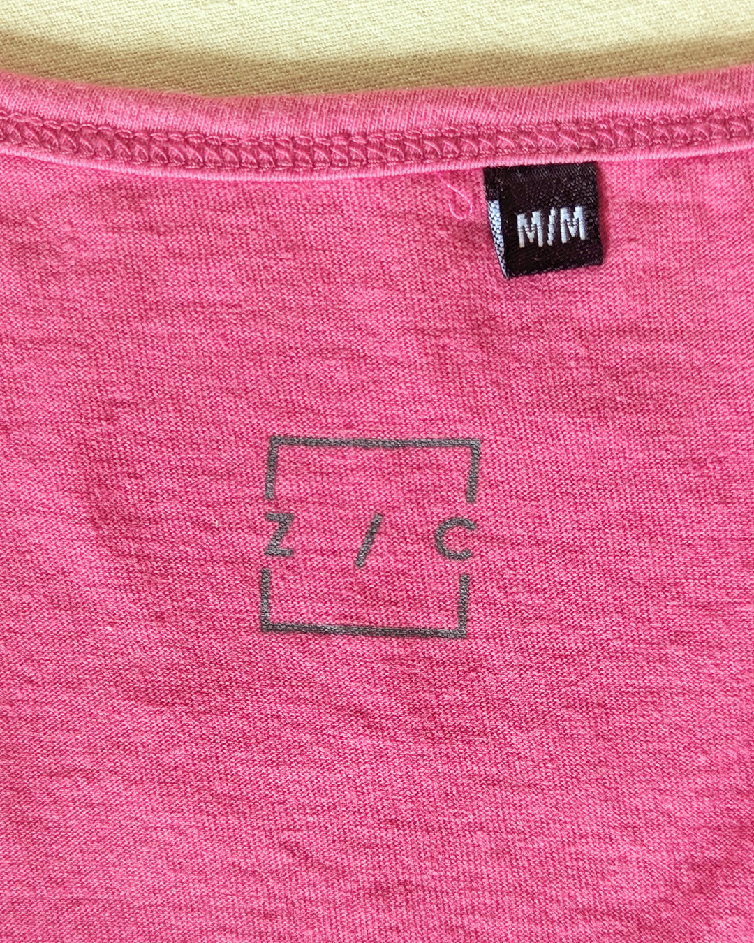 Une seule vie ⠂Collection 2e vie ⠂Camisole rose upcyclée imprimée en linogravure ⠂Taille M