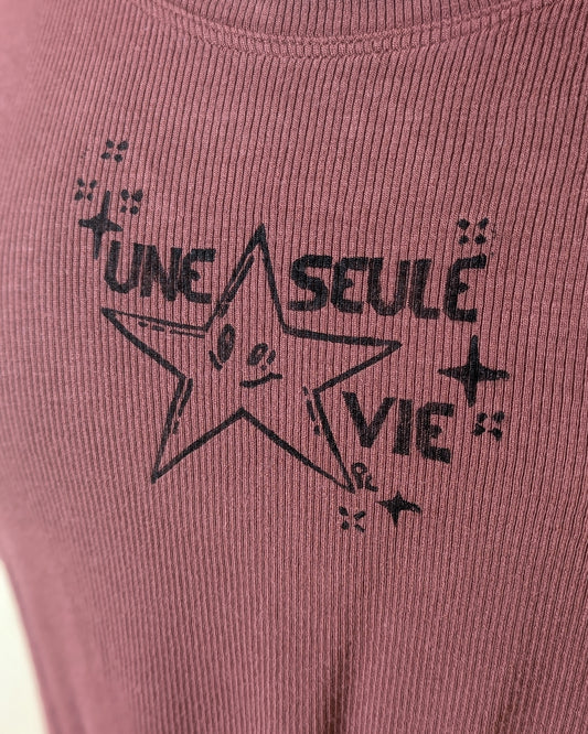 Une seule vie ⠂Collection 2e vie ⠂Camisole marron revalorisée ⠂Impression en linogravure ⠂Taille M