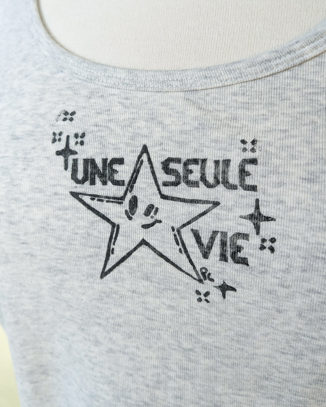 Une seule vie ⠂Collection 2e vie ⠂Camisole grise upcyclée imprimée en linogravure ⠂Taille XL
