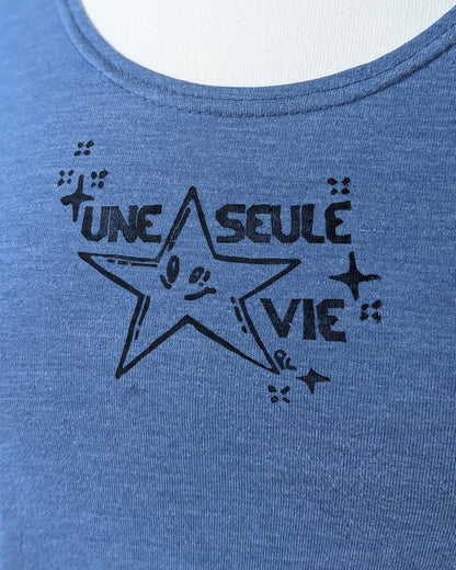 Une seule vie ⠂Collection 2e vie ⠂Chandail bleu upcyclée imprimée en linogravure ⠂Taille S