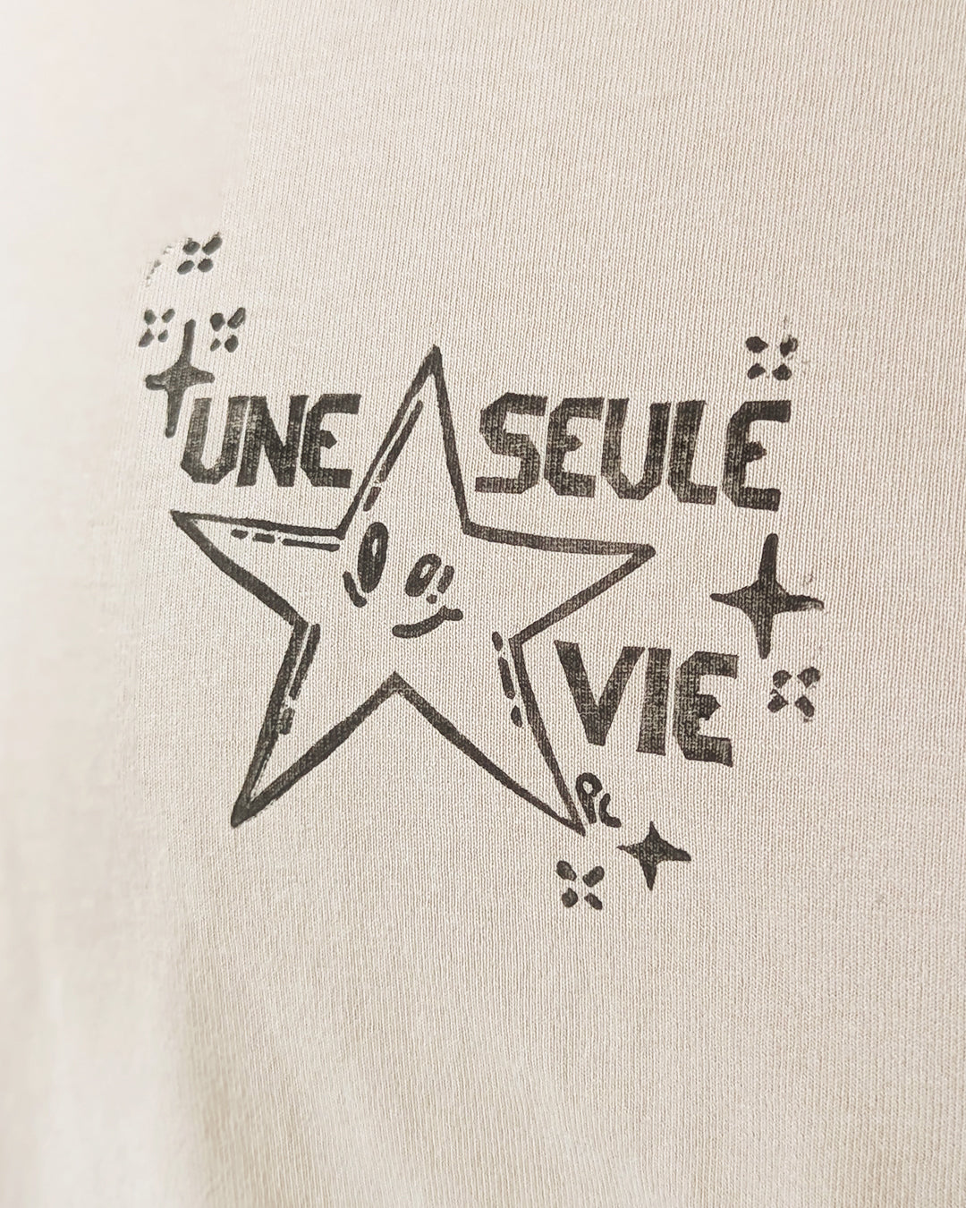 Une seule vie ⠂Collection 2e vie ⠂Chandail beige upcyclée imprimée en linogravure ⠂Taille S