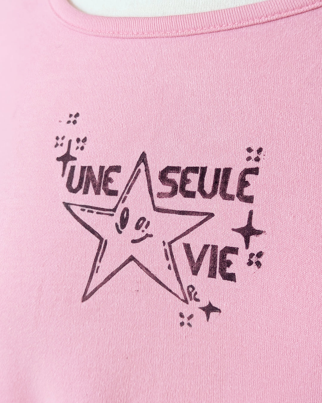 Une seule vie ⠂Collection 2e vie ⠂Chandail rose upcyclée imprimée en linogravure ⠂Taille L
